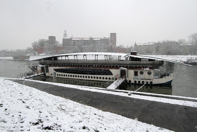 Statek Batory cumuje teraz przy Muzeum Manggha