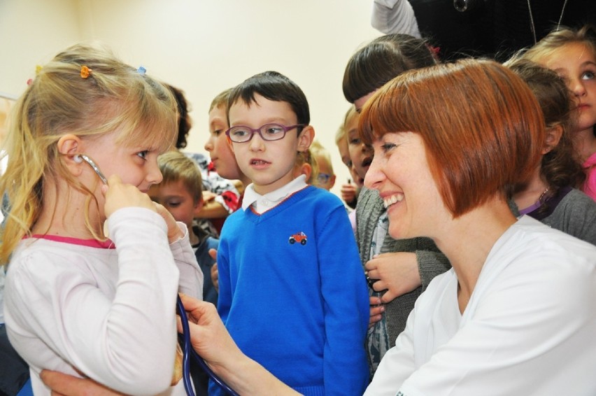 Zdjęcie ilustrujące pielęgniarkę przychodni Mediccare w czasie badania bicia serca