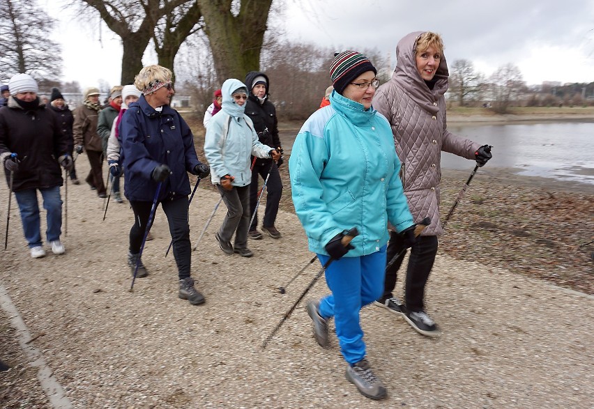 91-urodziny pani Aleksandry na zajęciach nordick walking w...