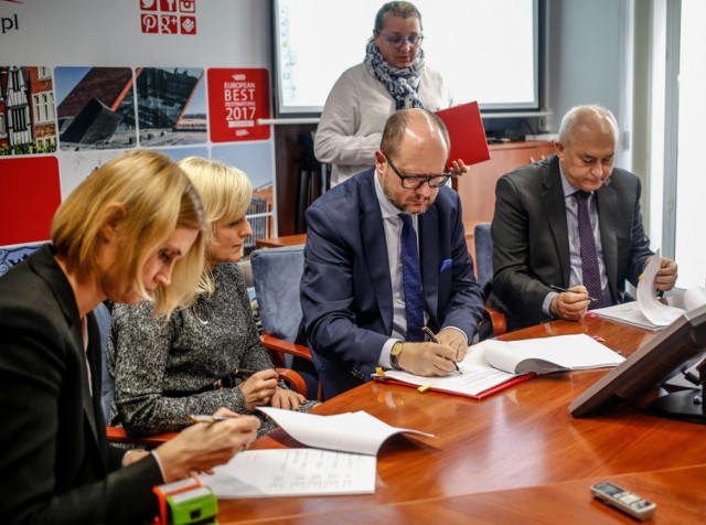 W piątek w Urzędzie Miejskim w Gdańsku podpisano umowy z trzema wybranymi w konkursie klinikami, które będą realizować program in vitro.