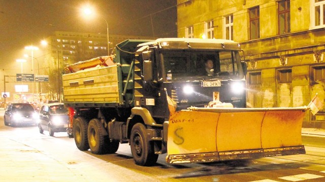 W nocy z poniedziałku na wtorek miasto odśnieżało aż 76 pługosolarek