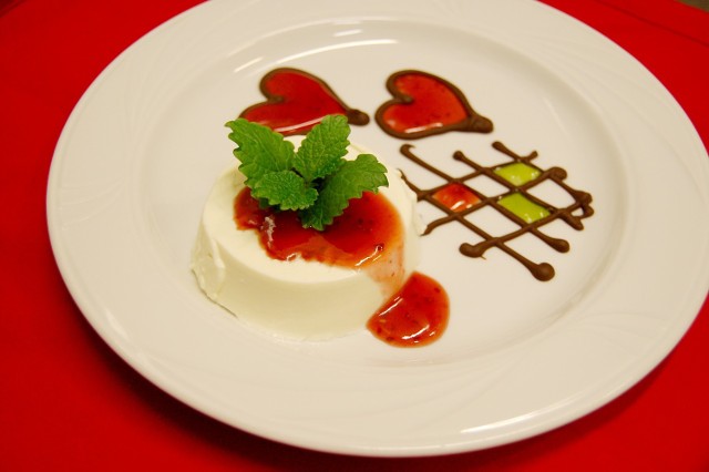 Przepis na panna cotta z sosem malinowym