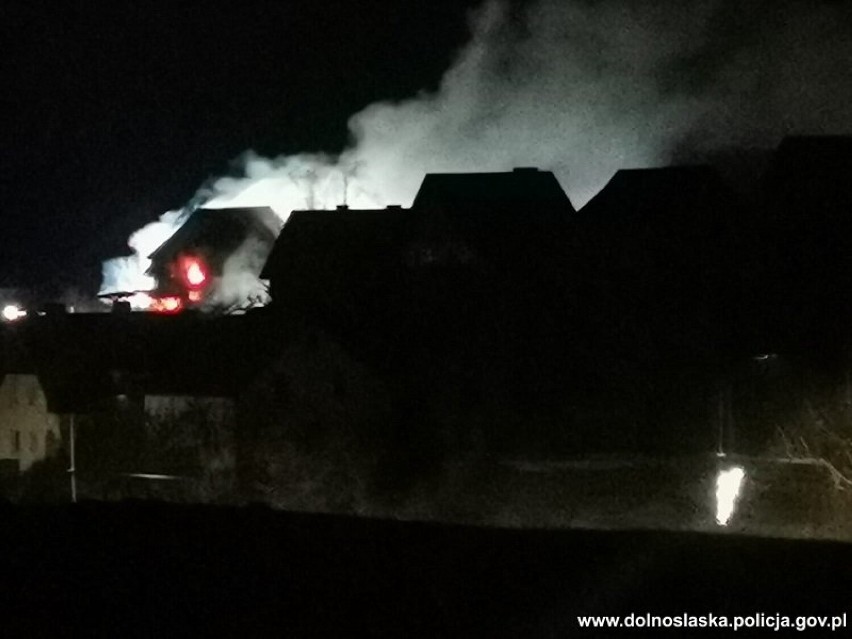 Policjanci z Kamieńca Ząbkowickiego uratowali 5 osób z płonącego domu 