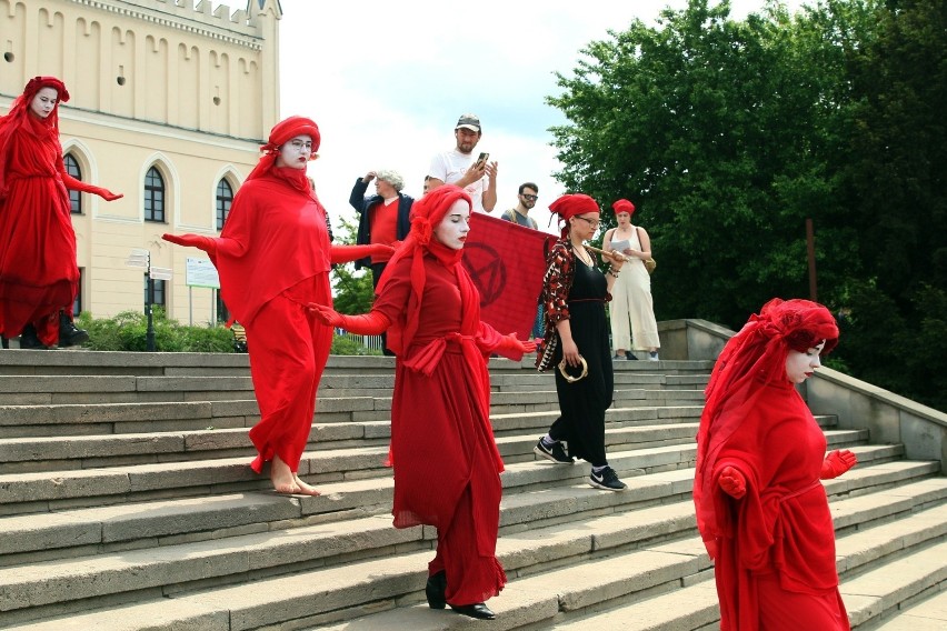 Przeszły przez miasto bose i milczące. Protestują przeciwko budowie kopalni na Polesiu