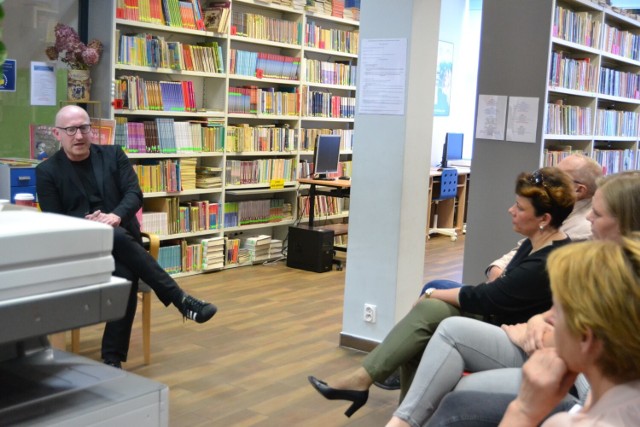 Biblioteka Gminy Wielgie w ramach Dyskusyjnego Klubu Książki zorganizowała spotkanie autorskie z Robertem Małeckim. To ceniony autor poczytnych kryminałów.
