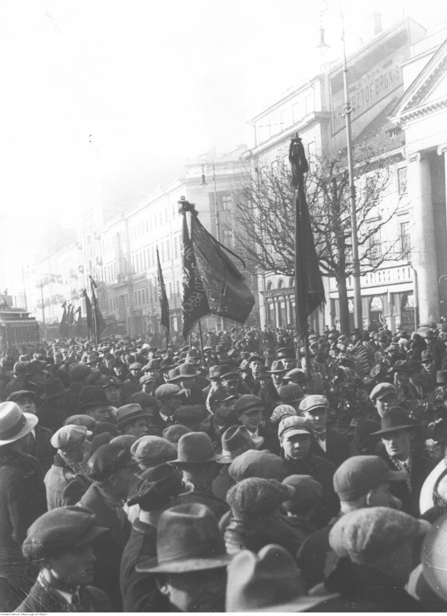 Podczas konferencji Centralnego Komitetu Robotniczego PPS, w październiku 1904 r. w Krakowie, Piłsudski powiedział: "Otóż - w takiej chwili, kiedy przewrót jest możliwy, my milczymy i sami dobijamy kwestię polską. Nam milczeć teraz nie wolno! Polityka nie jest matematyką. Obliczyć i przewidzieć wszystkiego niepodobna. Ale dopóki społeczeństwo jest bierne, spodziewa się wszystkiego od wypadków, od innych, tylko nie od siebie - nic nie nastąpi. Nawet w razie likwidacji caratu, jeśli żadne zmiany nie zajdą, czyż nie znajdziemy się w tym położeniu, że będzie za późno? (...) Przejście do nowej taktyki jest koniecznością, nawet gdyby ta doprowadziła do powstania, utopionego we krwi. Taniej nas to będzie kosztowało niż dzisiejsza martwota". 

Wyciągnięto wnioski z wypowiedzi marszałka i już po kilku miesiącach zaczęto tworzyć bojówki mające chronić manifestacje, które zaczęły się odbywać w kilku miastach. 13 listopada 1904 r., pod kierownictwem Józefa Kwiatka, zorganizowano  demonstrację na Placu Grzybowskim. Zapowiadały ją odezwy "Do robotników", "Do młodzieży" i "Do ogółu ludności".

W wyniku tej demonstracji zabitych zostało 6 demonstrantów, a 27 zostało rannych.