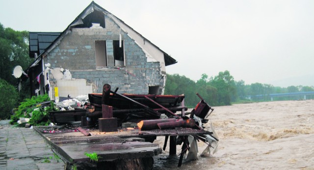 Po przejściu ostatniej ulewy w Zembrzycach (powiat suski) zawaliły się trzy budynki, ktore podmyła Skawa