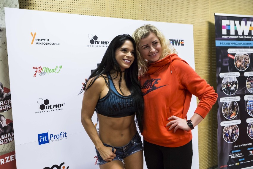 Michelle Lewin w Polsce. Zobacz zdjęcia seksownej trenerki...