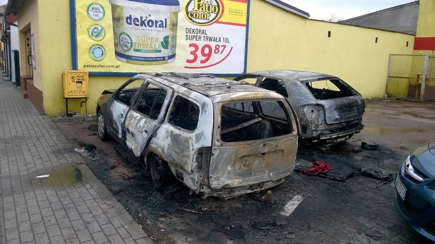 Pożar dwóch samochodów na ul. Kaliskiej we Włocławku [zdjęcia]