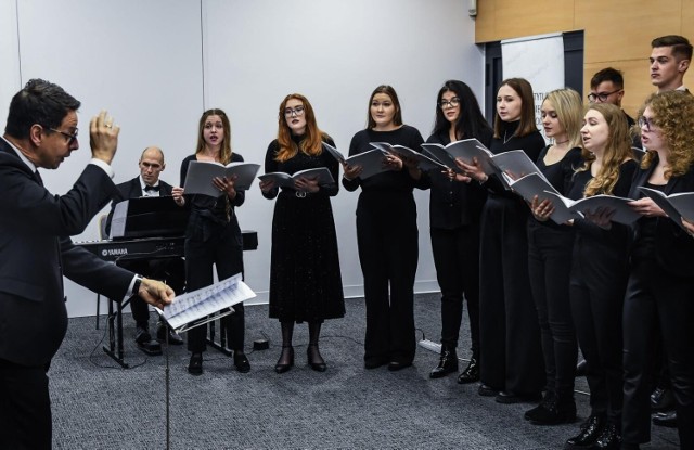 Z okazji Dnia Niepodległości koncert pieśni patriotycznych 8 listopada odbył się w Sali im. Mariana Rejewskiego bydgoskiej Delegatury IPN. Wystąpili: Chór Akademicki UKW w Bydgoszczy (zespół kameralny), soliści - Justyna Gęsicka (mezzosopran), Krzysztof Zimny (tenor) oraz Bernard Mendlik (bas) - dziekan Wydziału Edukacji Muzycznej UKW. Akompaniował Rafał Tworek.