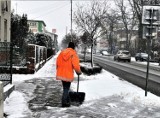 Śnieg i pośniegowe błoto na chodnikach trzeba posprzątać. Kto to zrobi w Lesznie?