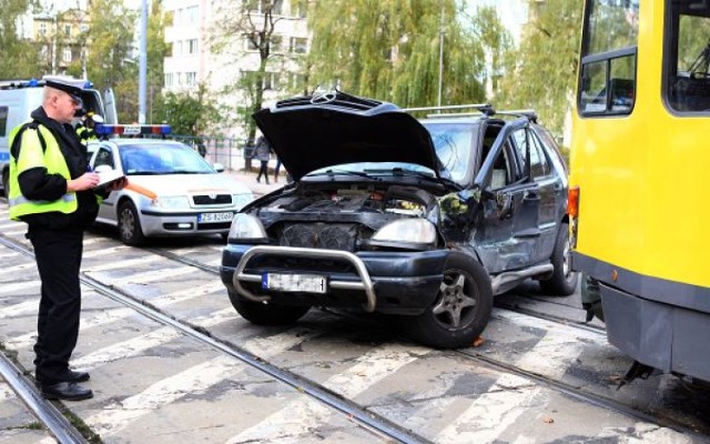 Samochód wjechał w tramwaj na al. Wyzwolenia w Szczecinie