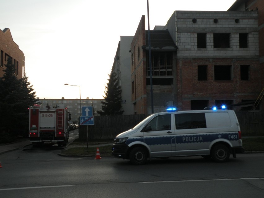 Pożar pustostanu przy ul. Piastowskiej w Radomsku. Bezdomny zaprószył ogień [ZDJĘCIA]