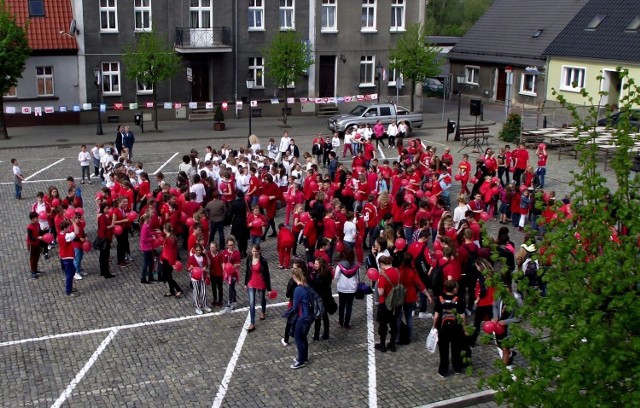 2 maja przypada Dzień Flagi Rzeczpospolitej Polskiej, z tej okazji uczniowie Zespołu Szkolno-Przedszkolnego w Zbąszyniu oraz Zespołu Szk&oacute;ł nr 1., zorganizowali happening pod nazwą &quot;Maj&oacute;wka z Polską&quot;.
Fot. Dorota Michalczak