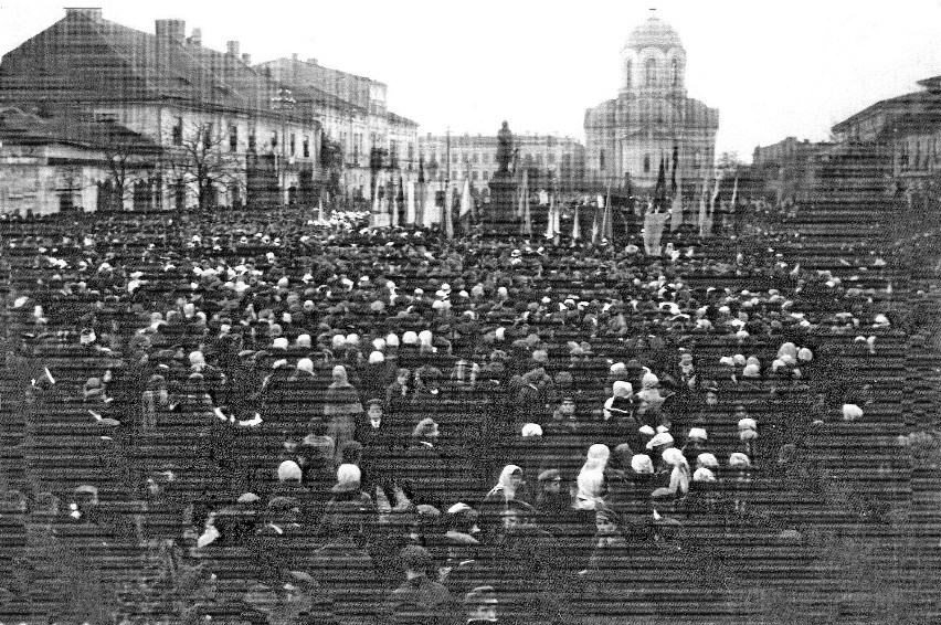 Wczoraj i dziś: Pomnik Kościuszki na pociechę [STARE ZDJĘCIA TOMASZOWA]