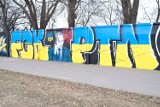 Warszawskie graffiti przeciwko Putinowi i rosyjskiej agresji. Mur służewiecki pokryły obrazy z apelem o zakończenie wojny