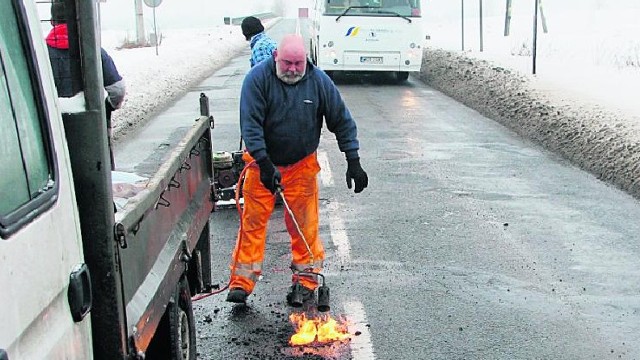Drogowcy na bieżąco łatają dziury w drogach. W poniedziałek pracowali m.in. w okolicach mostu na kanale Ulga