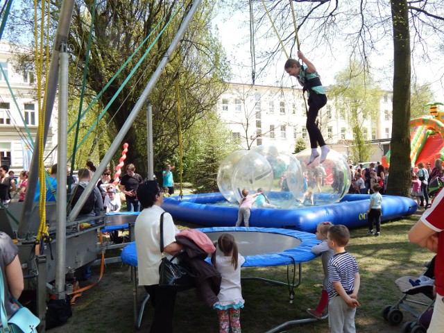 Skoki na trampolinie z asystą instruktorów są jedną z atrakcji Dni Opola przy Młodzieżowym Domu Kultury.