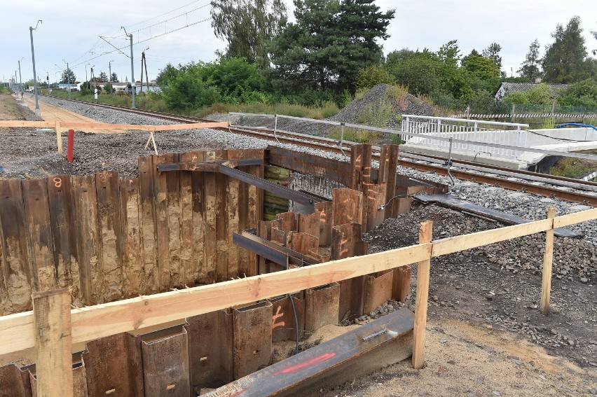 Tunel dla pieszych pod torami na Okrężnej ma być gotowy do wakacji. Dadzą radę? Zobaczcie zdjęcia