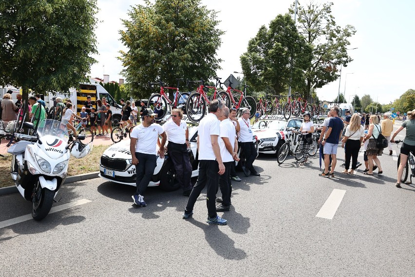 Kolarze  z Tour de Pologne wystartowali z Leszna do Karpacza. Tłumy widzów na starcie