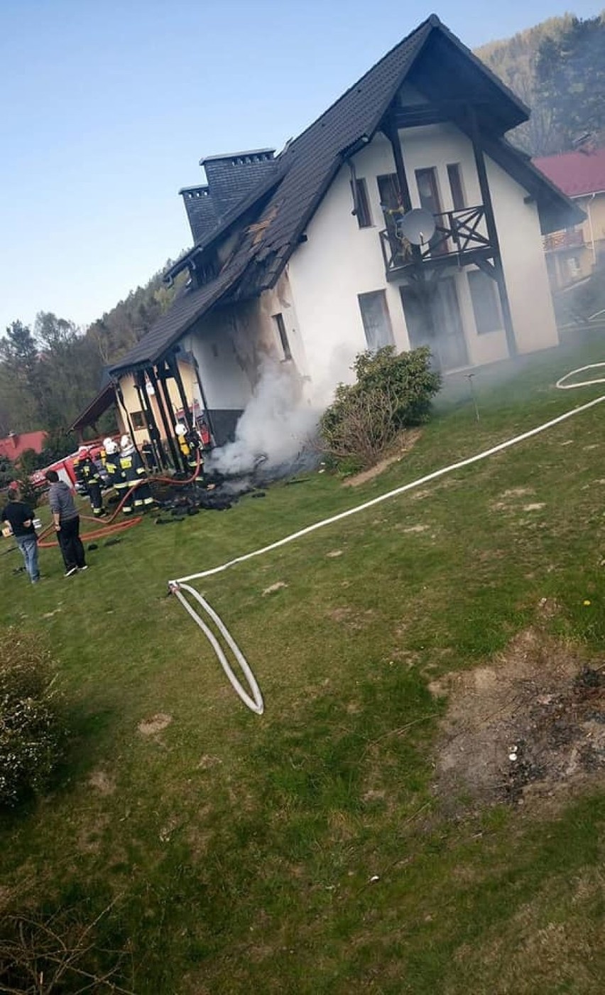 Groźny pożar w Międzybrodziu Żywieckim, W akcji gaśniczej brało udział blisko 30 strażaków [ZDJĘCIA]