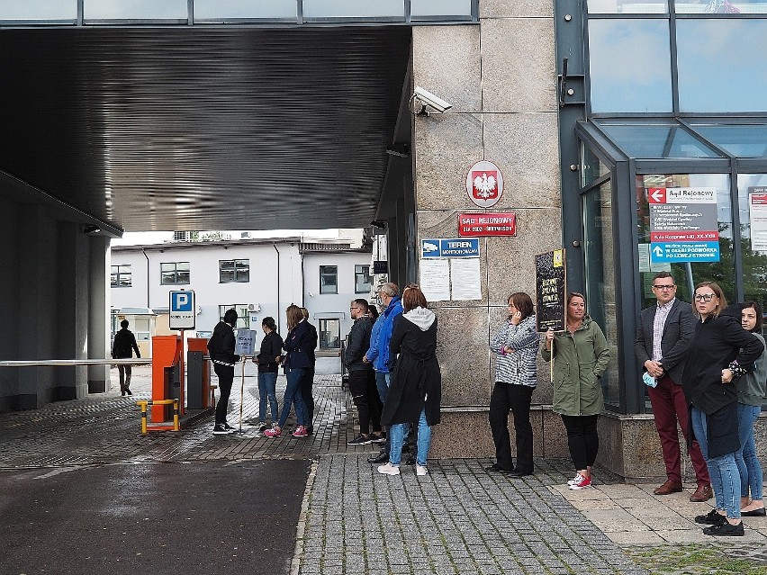 Protest pracowników sądów w Łodzi