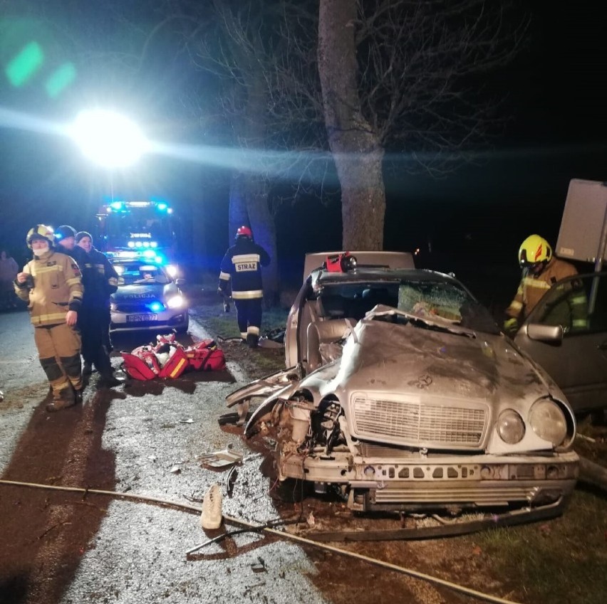 Na drodze powiatowej w Tralewie auto uderzyło w drzewo....