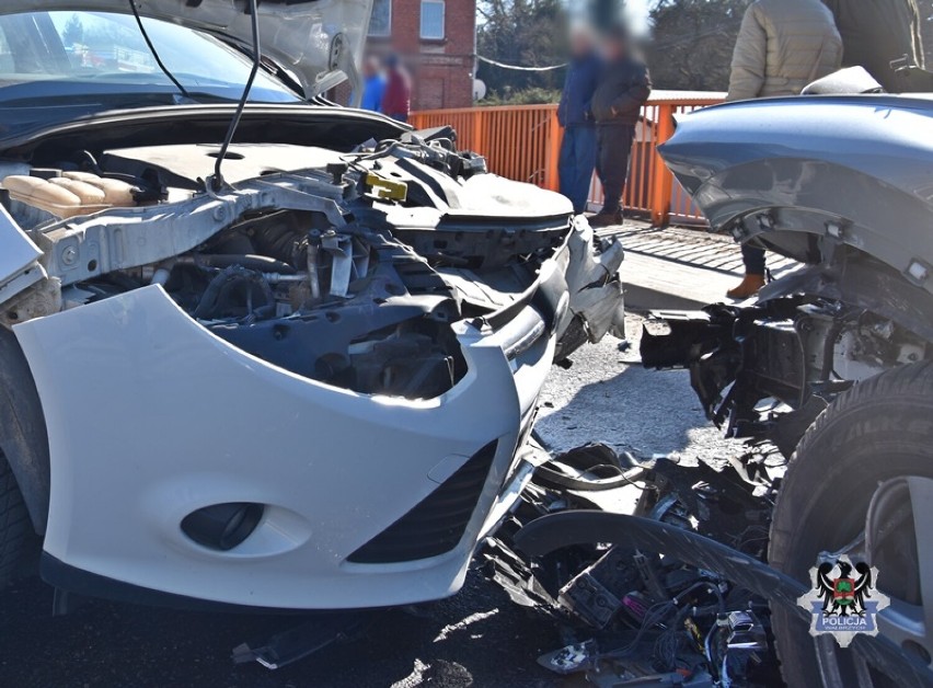 Groźny wypadek w Głuszycy. Poważnie ranna pasażerka trafiła...