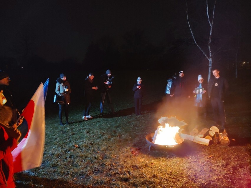 O 4 rano w Dolinie Silnicy w Kielcach rozpalono ogień na znak solidarności z Ukrainą. Mija rok od rozpoczęcia wojny. Zobacz zdjęcia