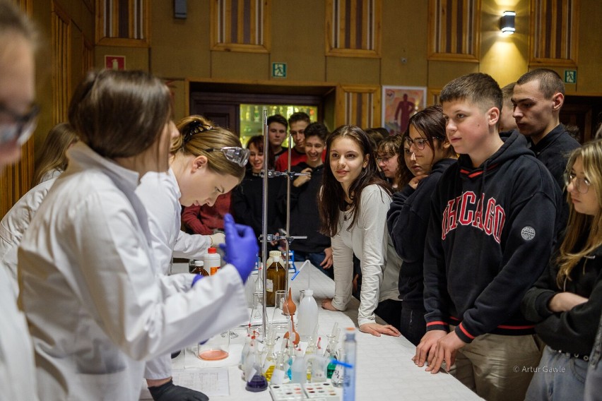 "Bliskie Spotkania z Chemią" w Zespole Szkół Technicznych w...