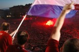 Piłkarze Wisły Kraków powitani pod stadionem. W piątek wielka feta na Rynku Głównym!