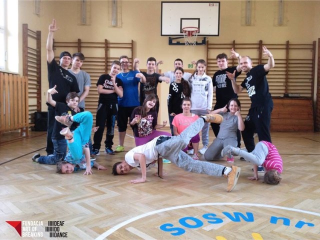 Uczestnicy zajęć uczą się od specjalistów, jak wykonywać akrobatyczne elementy breakdance’u