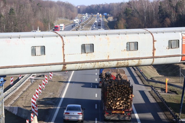 Stary taśmociąg należący do dawnej KWK Wieczorek znika znad A4