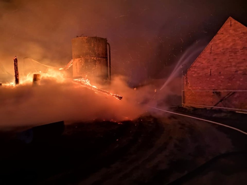 Pożar stodoły w Uścikowie. Trwa ustalanie przyczyn [ZDJĘCIA]