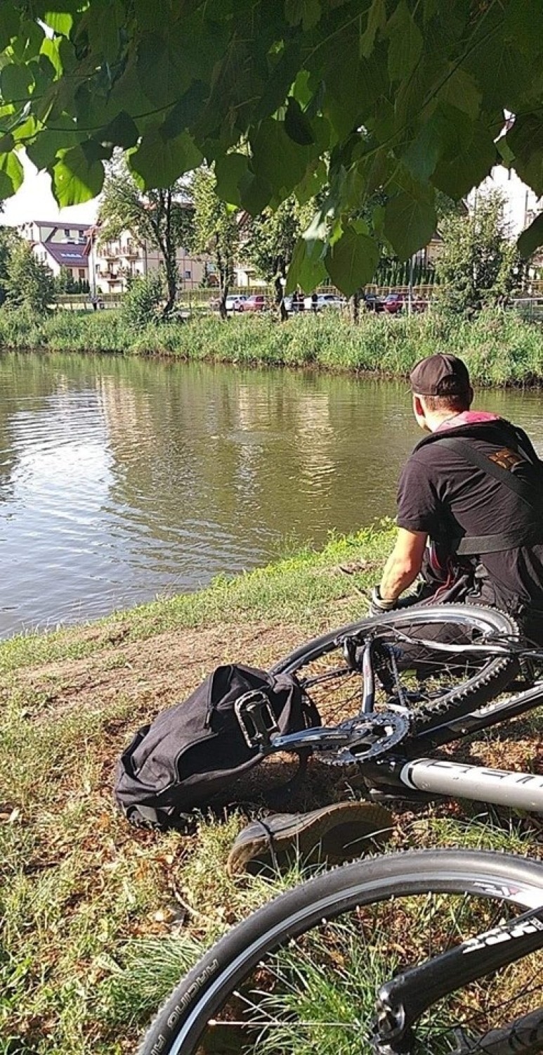 Akcja straży pożarnej na stawie. Trwają poszukiwania człowieka (ZDJĘCIA)