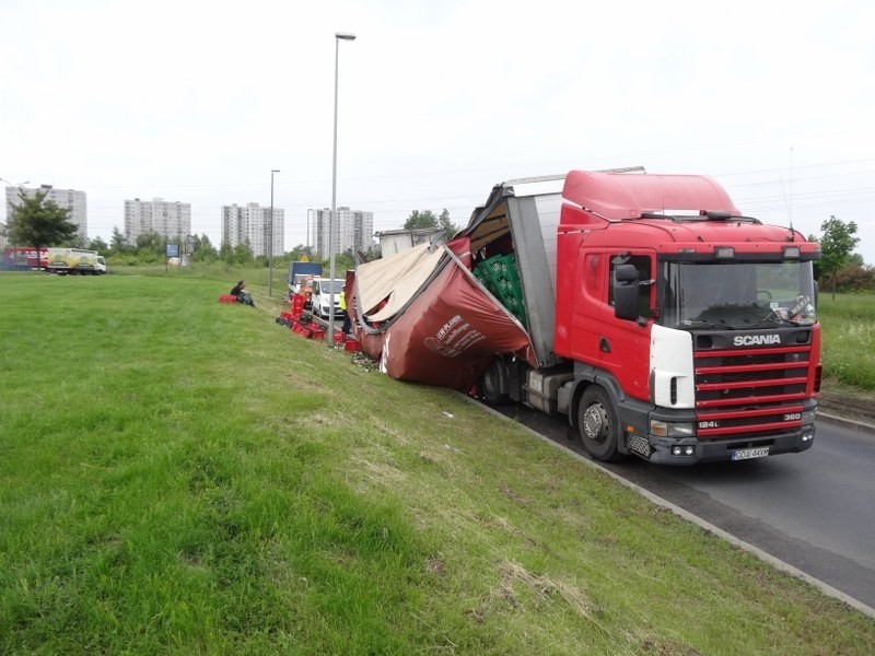 Poznań: Piwo wypadło z tira na ulicę! [ZDJĘCIA]