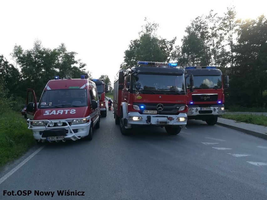 Dachowanie w Starym Wiśniczu, jedna osoba zabrana do szpitala śmigłowcem [ZDJĘCIA]