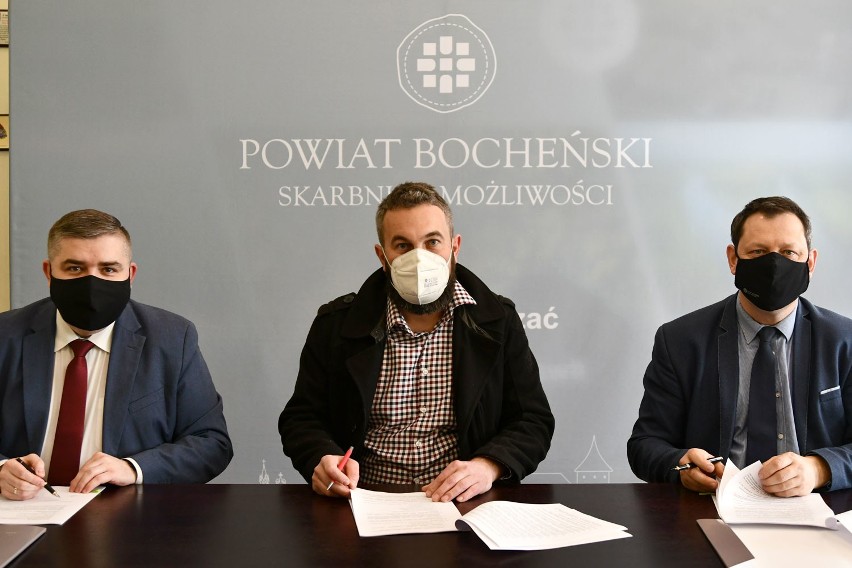 Podpisanie umowy na remont elewacji starostwa w Bochni