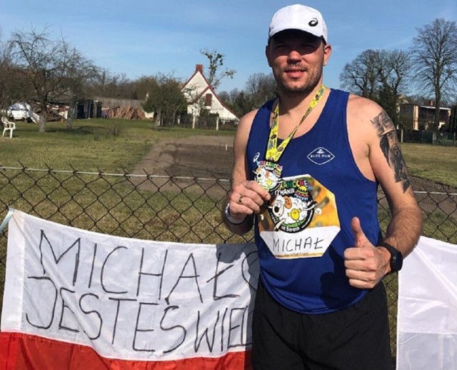 Michał Nowak przebiegł półmaraton w swoim ogródku. Jednoosobowe zawody zorganizował z rodziną w Wielką Sobotę.