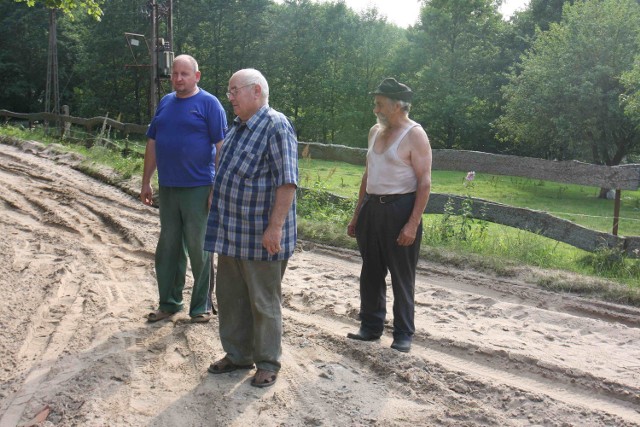 Stefan Wielewski, jego syn Zdzisław i  Zygmunt Kuehn, nie jeden raz wyciągali auta zakopane w piachu