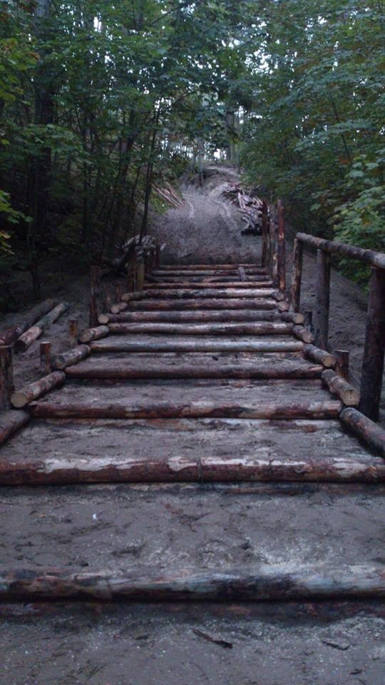 Drewniane schody w Junoszynie