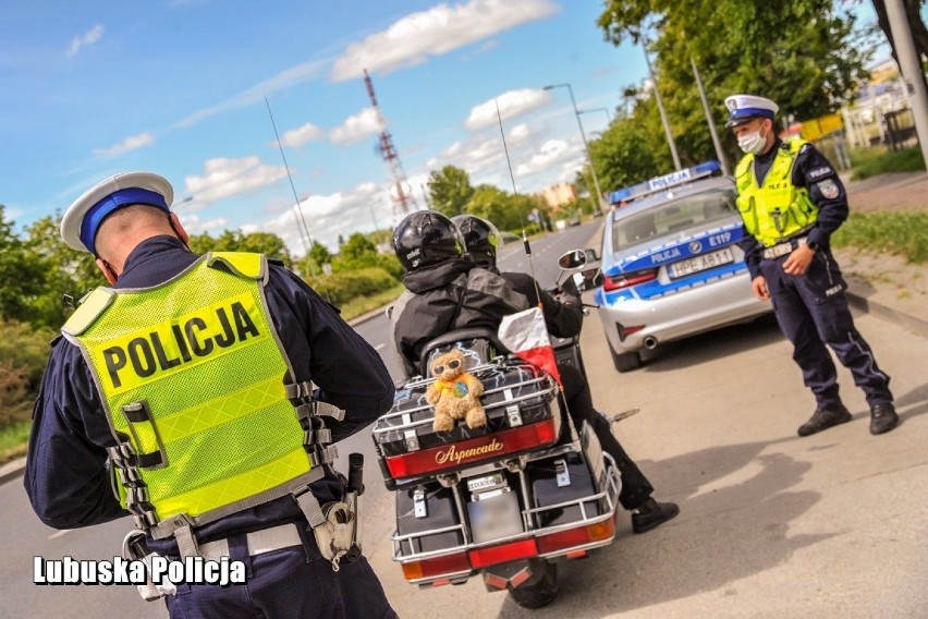 W czasie weekendu policjanci przyglądali się motocyklistom....