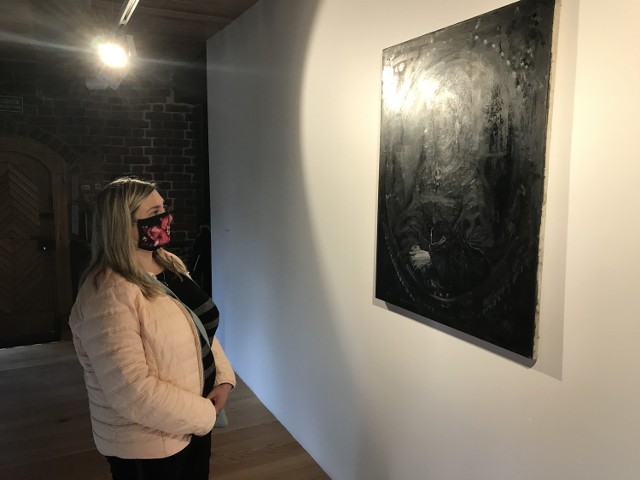 Od czwartku, 9 lipca, Bałtycka Galeria Sztuki Współczesnej w Słupsku zaprasza na wystawę zbiorową "A jeśli ciemność to nie tylko czerń, to czym innym może jeszcze być?". Kuratorką wystawy jest Marta Kudelska.