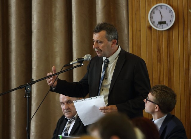 Burmistrz Sulejowa Wojciech Ostrowski bez absolutorium. Radni nie przyjęli sprawozdania z wykonania budżetu Sulejowa za 2020 rok. W tle spór Sulejowa z Piotrkowem o ujęcie wody Uszczyn