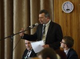 Burmistrz Sulejowa Wojciech Ostrowski bez absolutorium. W tle spór Sulejowa z Piotrkowem o ujęcie wody Uszczyn