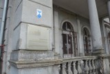 Zabytkowy pałacyk na ul. Konstytucji 3 Maja w Tomaszowie wystawiony na sprzedaż. Za ile można go kupić? [ZDJĘCIA]