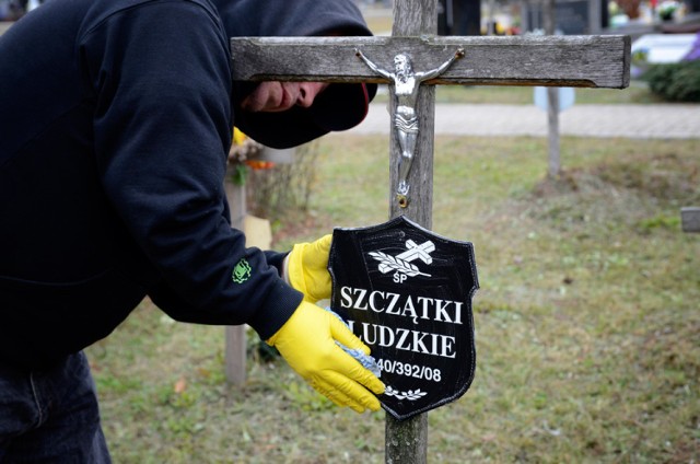 Piękna akcja - bezdomni posprzątają groby nieznanych zmarłych