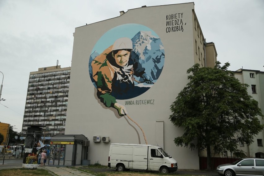 Mural upamiętniający Wandę Rutkiewicz na placu Legionów.