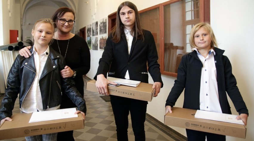 131 uczniów z Grudziądza dostało nowe laptopy. To wsparcie...