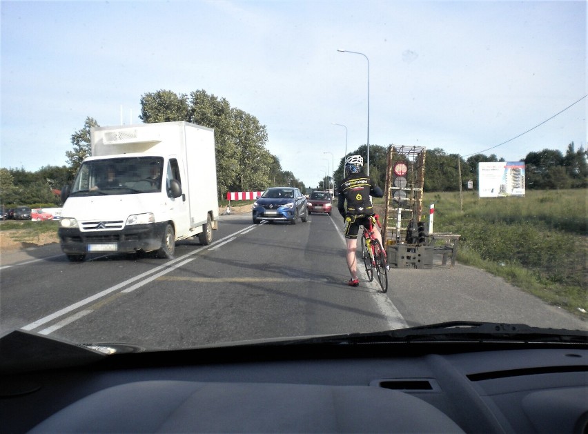 Podczas przebudowy drogi Słupsk – Ustka widok rowerzystów...